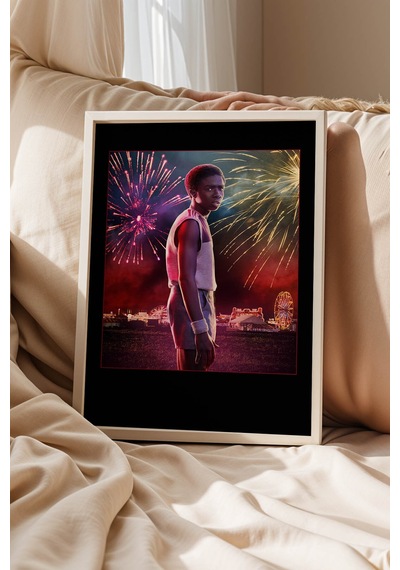 Stranger Things Lucas Sinclair Tasarım Çerçeveli Tablo - Retro Hawkins Yazı Sanatsal Duvar Dekoru Beyaz Stranger Things Lucas Sinclair Tasarım Çerçeveli Tablo - Retro Hawkins Yazı Sanatsal Duvar Dekoru Beyaz
