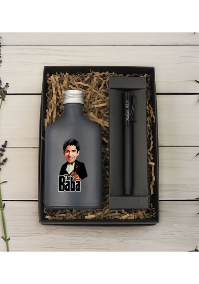 Bk Gift Kişiye Özel The Baba Karikatürlü Antrasit Tasarım Cam Şişede Kolonya 200 Ml & Siyah Metal Roller Kalem Hediye Seti-1, Babaya Hediye, Babalar G