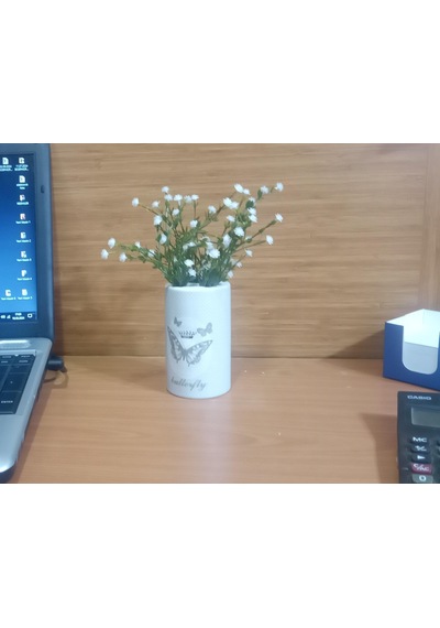 Vazoda Beyaz Yapay Çiçek Dekoratif Kelebek Desenli Vazo Dahil 7 x 7 x 16 CM