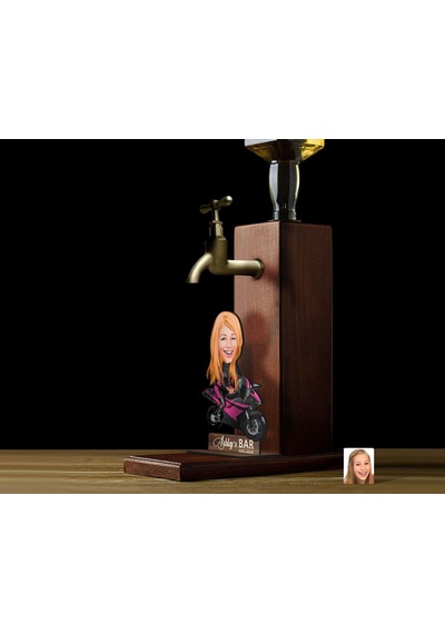 Bk Gift Kişiye Özel Kadın Motorcu Karikatürlü Musluklu Ahşap Viski Standı-1, Viski Çeşmesi, Doğum Günü Hediyesi, İçecek Dispenseri