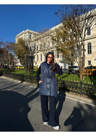 Esra Butik78 Kapitone Şişme Yelekli Tesettür 3 Lü Takım Spor Şık Modern Kombin Yelek + Sweatshirt + Pantolon Lacivert Esra Butik78 Kapitone Şişme Yelekli Tesettür 3 Lü Takım Spor Şık Modern Kombin Yelek + Sweatshirt + Pantolon Lacivert