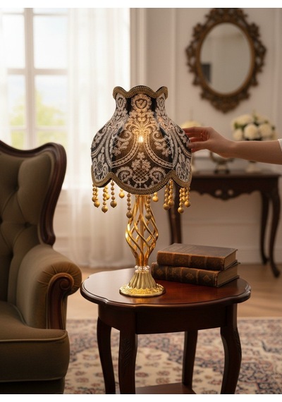 Koyu Füme Fransız Dantel Beyaz İşlemeli Kadife Başlık Gold Metal Ayaklı Klasik Model Abajur 50x25cm