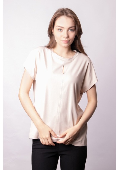 Kadın İpeksi Yumuşak Kumaş Geniş Sıfır Yaka Önü Pencereli Yanları Yırtmaçlı Tshirt Bluz-bej Bej Kadın İpeksi Yumuşak Kumaş Geniş Sıfır Yaka Önü Pencereli Yanları Yırtmaçlı Tshirt Bluz-bej Bej