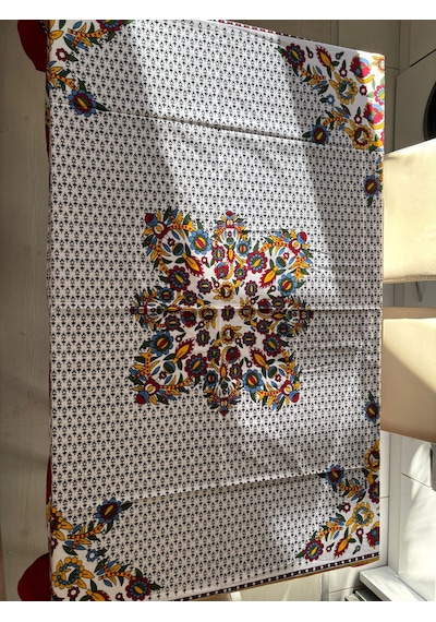 Kolay Temizlenebilir Renkli Cıvıl Cıvıl Desenli Masa Örtüsü 170x170 Cm Beyaz - Siyah