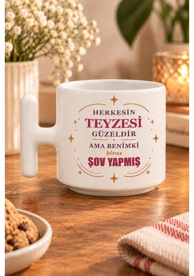Herkesin Teyzesi Güzeldir Ama Benimki Biraz Şov Yapmış Baskılı T Kupa - Kırmızı Beyaz Kulp
