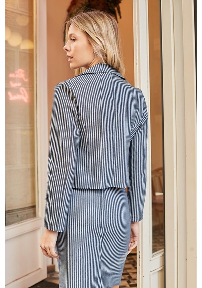 Kadın Yakalı Cep Kapaklı Uzun Kol Hafif Likralı Kumaş Blazer Ceket-lacivert Çizgi Lacivert Ç. Kadın Yakalı Cep Kapaklı Uzun Kol Hafif Likralı Kumaş Blazer Ceket-lacivert Çizgi Lacivert Ç.