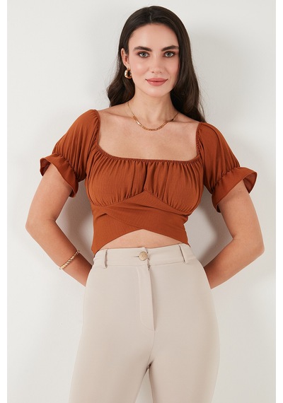 Lela Regular Fit Madonna Yaka Bağlama Detaylı Crop Bayan Bluz 6527017 Kahve