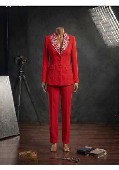Orvelia Yaka İri Kristal Taş İşlemeli Tailored Kırmızı Blazer Ceket Ve Pantolon Takımı Vermililion Orvelia Yaka İri Kristal Taş İşlemeli Tailored Kırmızı Blazer Ceket Ve Pantolon Takımı Vermililion