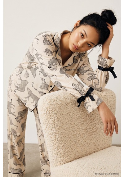 Siyah İnci Desenli Kurdele Detaylı Yumuşak Tuşe Kışlık Düğmeli Örme Pijama Takımı 8083 Siyah Kaplan Siyah İnci Desenli Kurdele Detaylı Yumuşak Tuşe Kışlık Düğmeli Örme Pijama Takımı 8083 Siyah Kaplan