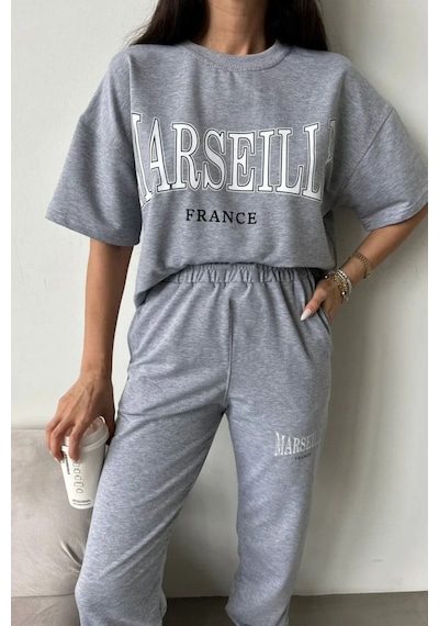 Marseille T-shirt Eşofman Altı Jogger - Gri Baskılı Alt Üst Eşofman Takımı Oversize Bisiklet Yaka Gri Marseille T-shirt Eşofman Altı Jogger - Gri Baskılı Alt Üst Eşofman Takımı Oversize Bisiklet Yaka Gri