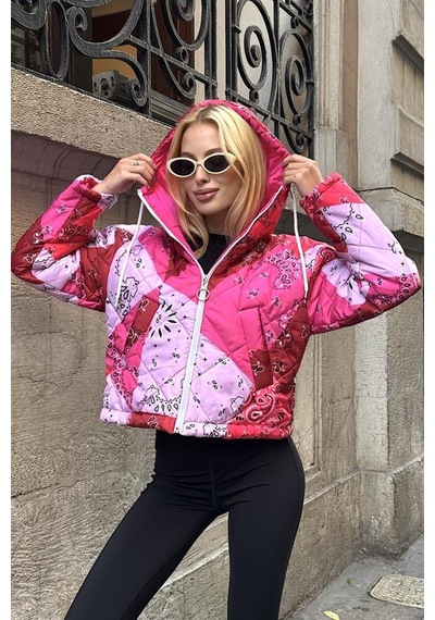 Pembe Desenli Kapüşonlu Kolları Fermuarlı Kısa Şişme Mont