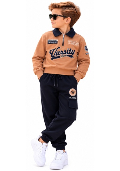 İrem Erkek Çocuk Varsity Yazılı Fermuar Polo Yakalı Kargo Cep Eşofmanlı Kahverengi Renk Eşofman Takımı Açık Kahverengi İrem Erkek Çocuk Varsity Yazılı Fermuar Polo Yakalı Kargo Cep Eşofmanlı Kahverengi Renk Eşofman Takımı Açık Kahverengi