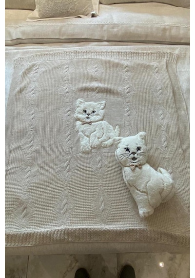 Oyuncak Hediyeli Bebek Triko Battaniye 90x90 Cm Bej Bej