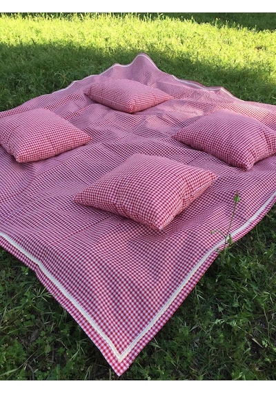 Kırmızı Pötikareli Piknik Örtüsü 160 160 Cm Ve 4 Adet Piknik Minderi 40 40cm Piknik Seti