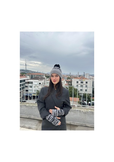 Mollycrush Kadın Gri Ponponlu Bere Ve Eldiven Takımı Çizgili Deseniyle Modern, Sıcak Ve Şık Kış Stili Gri