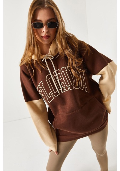 Armonika Kadın Kahve Şardonlu Önü Yazılı İki Renk Kapüşonlu Oversize Sweatshirt Arm-22y024083 Armonika Kadın Kahve Şardonlu Önü Yazılı İki Renk Kapüşonlu Oversize Sweatshirt Arm-22y024083