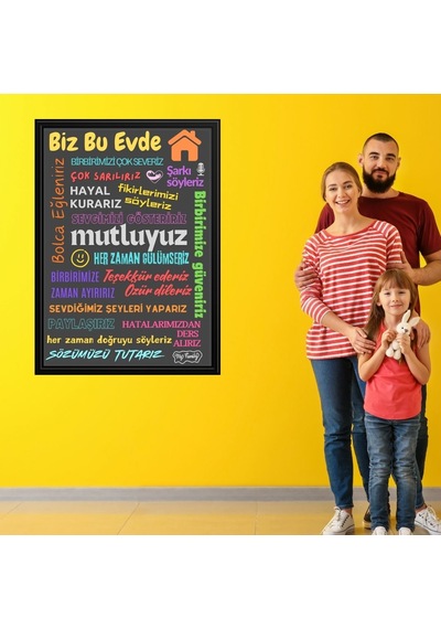 Bu Evde Her Zaman Gülümseriz Yazısı Siyah Çerçeve Görünümlü Gri Zemin Beyaz Yazılı 40x55 Pvc 1mm