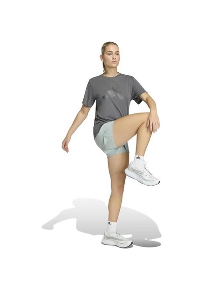 Adidas Running Essentials Brand Love Kadın Gri Yuvarlak Yaka Tişört Gri