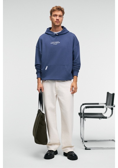 Grimelange CLAY Erkek %100 Pamuk Kapüşonlu Çıtçıtlı Baskılı Cebi Süs Etiketli İndigo Sweatshirt Grimelange CLAY Erkek %100 Pamuk Kapüşonlu Çıtçıtlı Baskılı Cebi Süs Etiketli İndigo Sweatshirt
