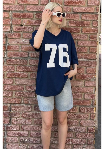 Seeh Lacivert Baskılı V Yaka Oversize Kadın T-shirt Sh270 Seeh Lacivert Baskılı V Yaka Oversize Kadın T-shirt Sh270
