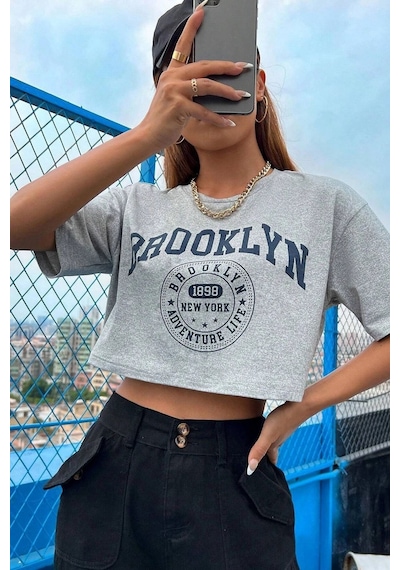Brooklyn 1898 Adventure Baskılı Kadın Crop Grimelanj T-shirt Gri