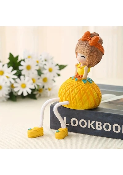Ayakları Sallanan Ananas Çilek Gövdeler Biblo Dekoratif Hediye Ürün Vitrin Süsü Ev Hediyesi 20 Cm.