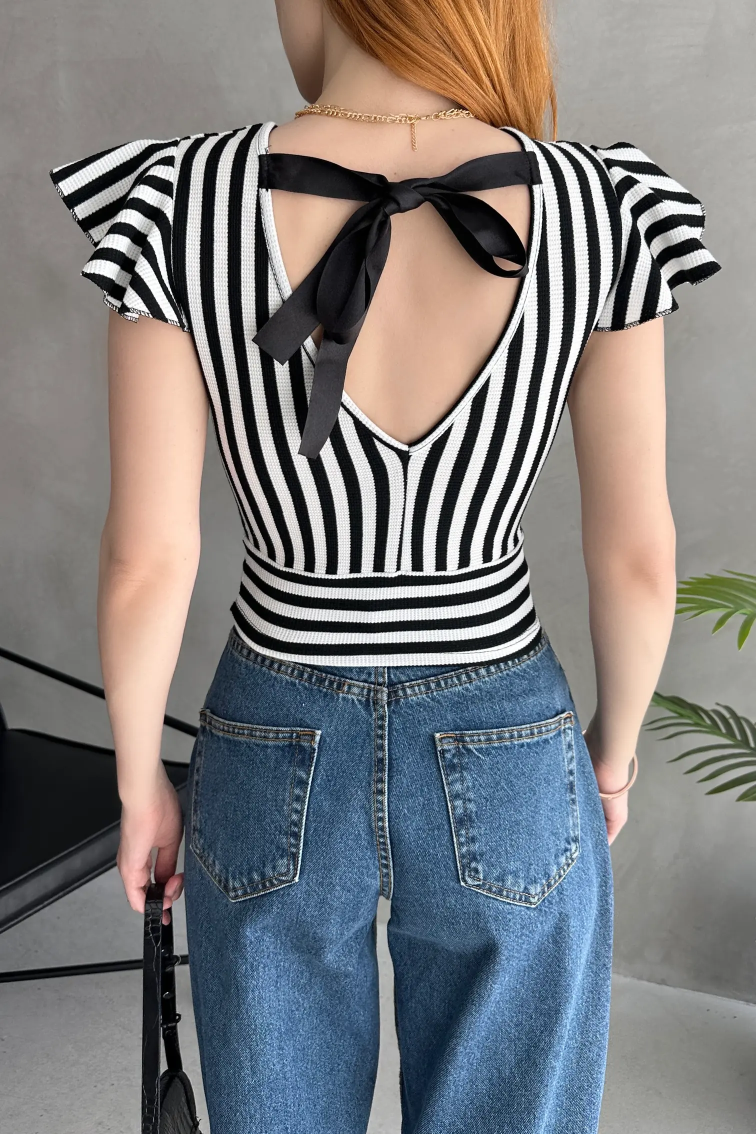 Nido Sırtı Fiyonk Bağlamalı Çizgi Detaylı Crop Bluz Siyah  -  Beyaz