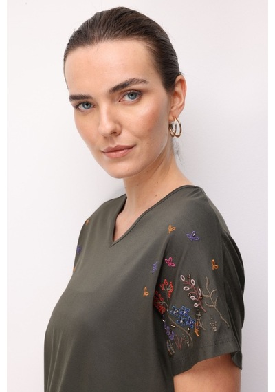 Kadın V Yaka Nakış İşlemeli Düşük Kollu Penye T-shirt Haki Haki