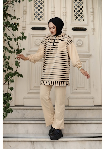 Genel Markalar Moda Efsa Tesettür Giyim Kapüşonlu Ve Önü Yarım Fermuarlı Çizgili 2 İplik Pantalon İle Tunik Takım Bej Bej Genel Markalar Moda Efsa Tesettür Giyim Kapüşonlu Ve Önü Yarım Fermuarlı Çizgili 2 İplik Pantalon İle Tunik Takım Bej Bej