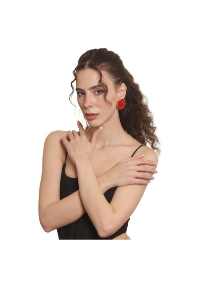 Kadın Altın Renk Lak Kaplama Çivili Model Kırmızı Mineli Küpe Altın