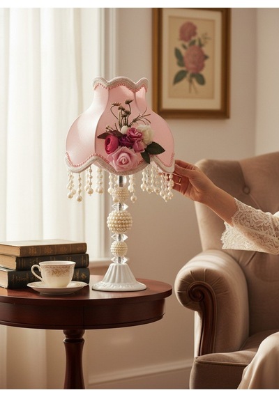 Pembe Kadife Kaplı Çiçek Dekorlu Başlık İnci Ayaklı Klasik Model Vintage Abajur