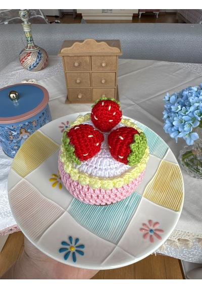 Paris Organik Oyuncak ve Hediyelik Tığ İşi Çilekli Cupcake Aksesuar