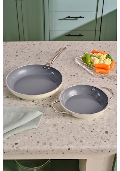 Karaca x Refika Swiss Crystal Creamy Metal Tava Sahan Set Cream