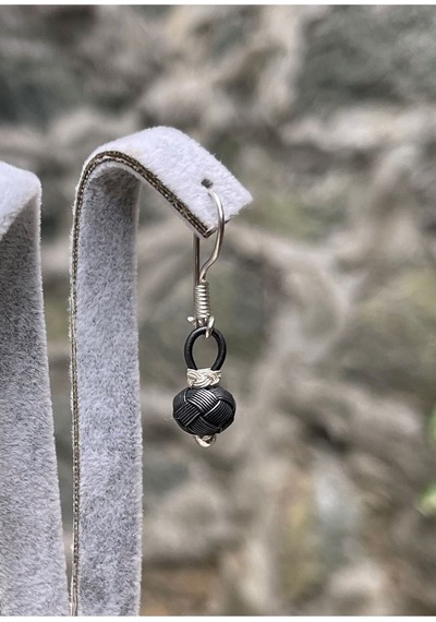 Gümüş Kazaziye Top Detaylı Siyah Beyaz Renklerde Sallantılı Küpe