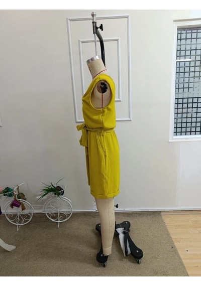 Defymoda Kadın Askılı V Yakalı Önden Düğmeli Belden Bağcıklı Kısa Aerobin Tulum Hardal