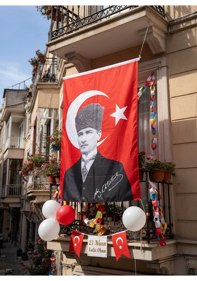 Atatürk Portreli Kalpaklı Türk Bayrağı - 50x75 Cm - 23 Nisan Özel Seri Tek Ebat