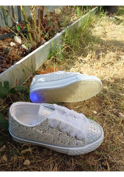 Scarpe Magiche Kız Çocuğu Gümüş Renkli Bağcıklı Ayakkabı 31-35 Numara Arası Işıksızdır Gümüş Scarpe Magiche Kız Çocuğu Gümüş Renkli Bağcıklı Ayakkabı 31-35 Numara Arası Işıksızdır Gümüş