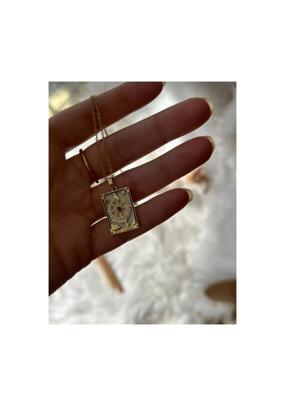 Lunarie Denizci The Wheel Tarot Kartı Kolye 14k Gold Zemin Çok renkli