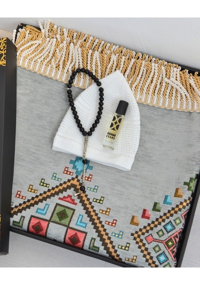 Erkekler İçin Seccade Takke Tesbih Esans Hediyelik Seti Kilim Desenli Kadife Astarlı Seccade Ve Özel Kutulu Lüks Hac Umre Hediyesi Gri Erkekler İçin Seccade Takke Tesbih Esans Hediyelik Seti Kilim Desenli Kadife Astarlı Seccade Ve Özel Kutulu Lüks Hac Umre Hediyesi Gri