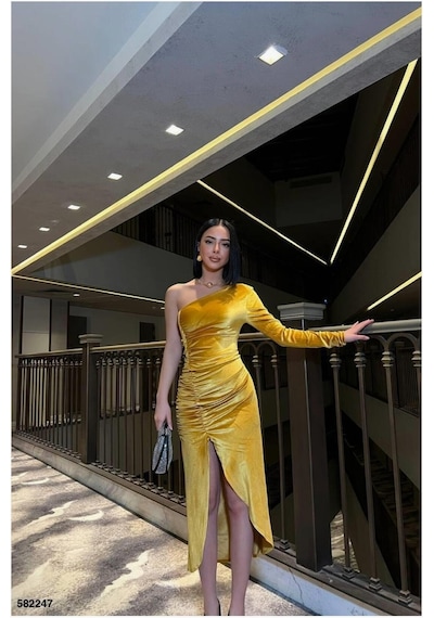 Lior Design Kadın Trend Kadife Kumaş Asimetrik Yaka Yırtmaçlı Midi Abiye Elbise Sarı