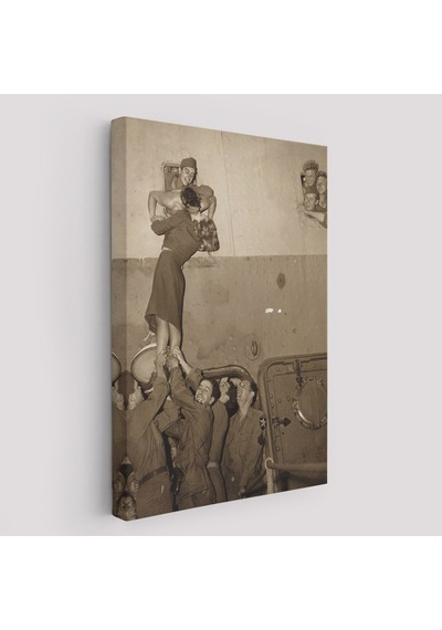 Es10 Marlene Dietrich Tutkuyla Öpüşerek İkinci Dünya Savaşından Eve Döndü Kanvas Tablo-5269 (50 x 70)