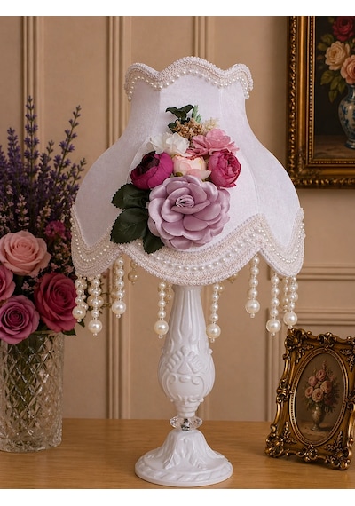 Beyaz Kadife Kaplı Çiçekli Dekorlu Başlık Beyaz Metal Ayaklı Klasik Model Abajur 55x25cm