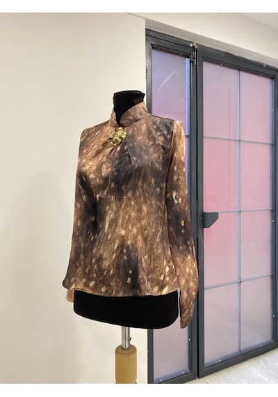 Pera Moda Gold Broşlu Zebra & Batik Desenli Bluz Kahve