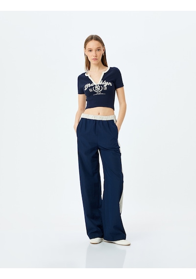Koton V Yaka Crop Slim Fit Kolej Baskılı Düğmeli Tişört Lacivert 5sal10216ık Lacivert