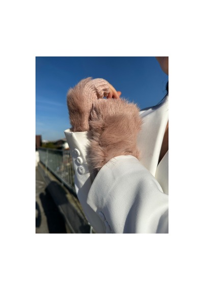 Mollycrush Kadın Peluş Detaylı Yarım Parmak Kışlık Eldiven Sıcak Tutarlı Şık Tasarım Pudra Mollycrush Kadın Peluş Detaylı Yarım Parmak Kışlık Eldiven Sıcak Tutarlı Şık Tasarım Pudra