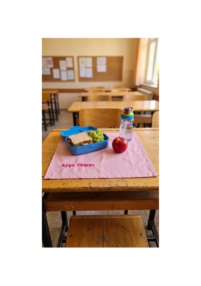 Kişiye Özel İsim Nakışlı Duck Kumaş Beslenme Örtüsü 45x35 Cm Su Ve Leke Tutmaz Kumaş - 922749881
