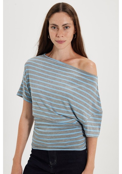 Tudors Kadın Regular Fit Klasik Kesim Asimetrik Yaka Yarasa Kol Çizgili Likralı Mavi Viskon Crop Bluz-52830