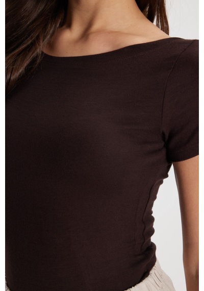 Tudors Kadın Slim Fit Dar Kesim Pamuklu Kayık Yaka Kısa Kollu Kahverengi Tişört-50531