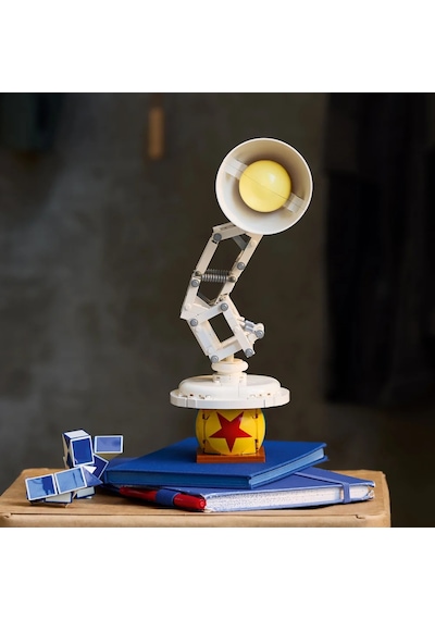 LEGO® Ideas | Disney Pixar Luxo Jr. 21357 - Yetişkinler için Koleksiyonluk Sergileme Modeli Yapım Seti (613 Parça)