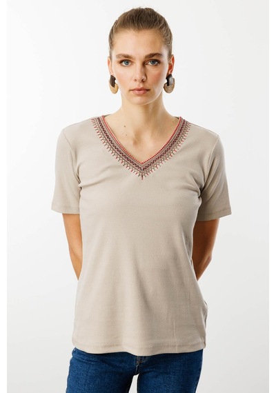Desen Triko V Yaka Yakası Nakış İşlemeli Pamuklu Kadın T-shirt 25758d Bej
